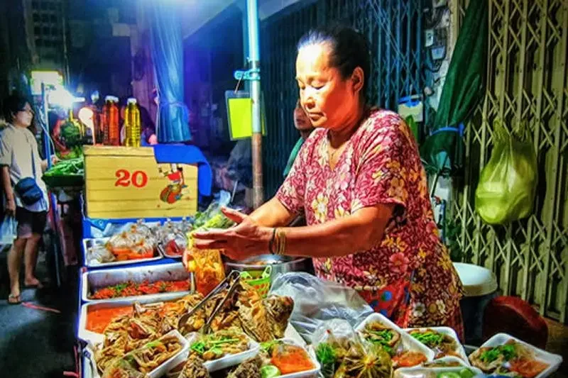 Street Food Etiquette in Thailand
