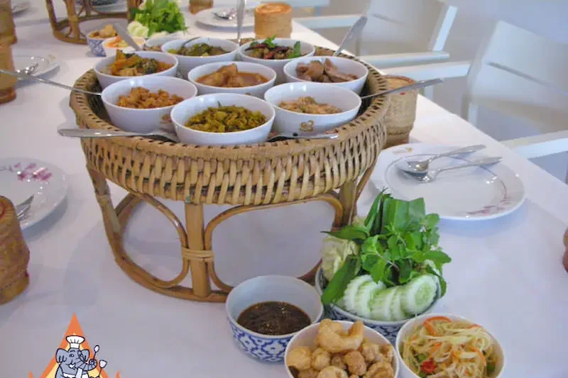 Thai Food and Dining Customs